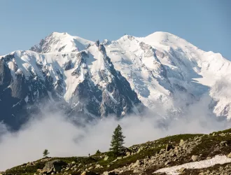 petit coureur devant le massif du Mont-Blanc
